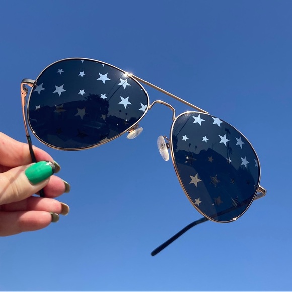 Free People Starry Eyed Aviator sunglasses Color: Gold / black - Picture 2 of 12